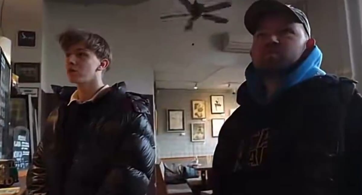W sieci oburzenie, że kawiarnia nie obsłużyła bezdomnego. Pojawiają się głosy, że to patostreamer Zdjęcie główne wpisu