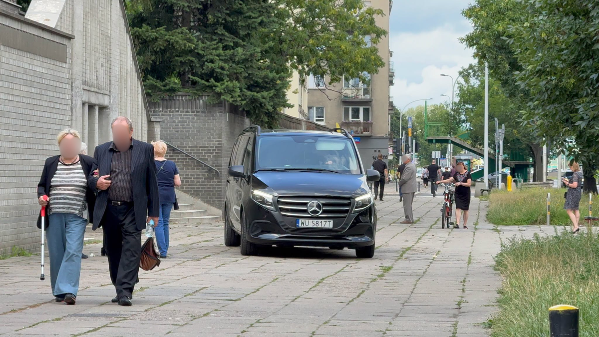 Konfitura krytykowany za donos na karawan pogrzebowy. Pyta czy to tłumaczy jazdę po chodniku? Zdjęcie główne wpisu