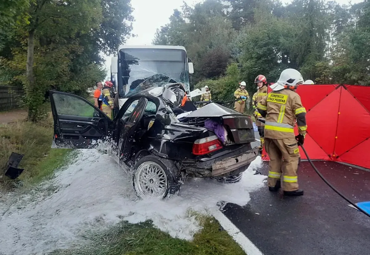 Tragiczny wypadek w Wielkopolsce. Zderzenie BMW z autobusem, trzy ofiary w wieku od 19 do 20 lat Zdjęcie główne wpisu