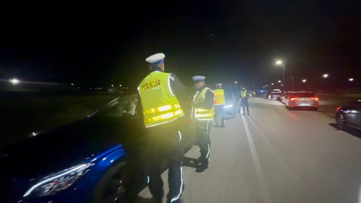 Nielegalne wyścigi pod Łodzią przerwane. Policja zarekwirowała auta warte 780 tysięcy złotych Zdjęcie główne wpisu
