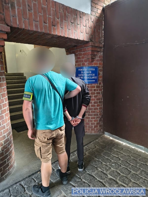 Szedł do służby i zatrzymał oszusta. 27-latek wypłacał z bankomatu pieniądze na zlecenie innych Zdjęcie główne wpisu