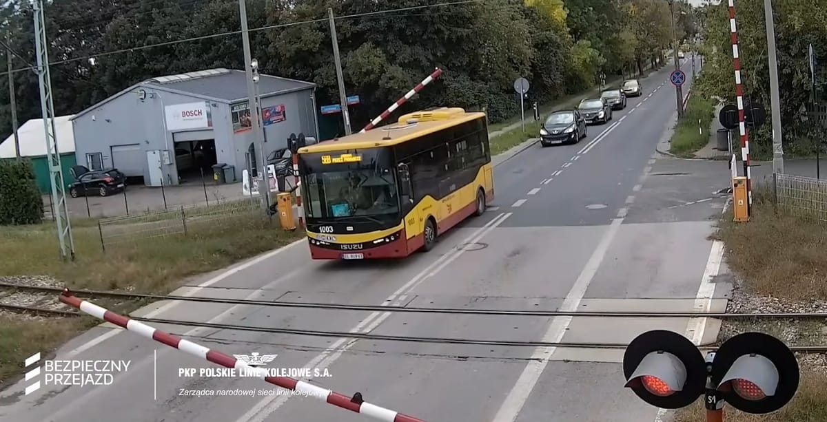 Za wjazd na czerwonym na przejazd kolejowy stracisz prawo jazdy. Rząd przyjął projekt ustawy Zdjęcie główne wpisu