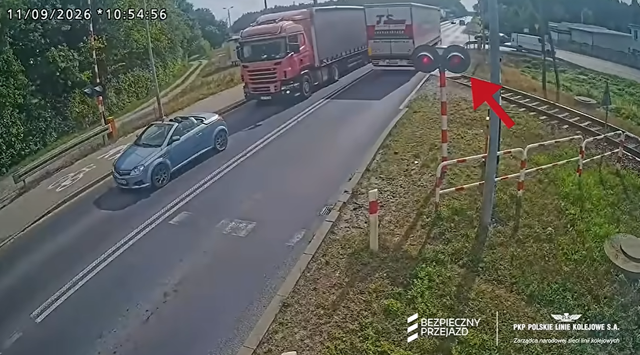 To już plaga. Kierowca TIR-a wjechał na przejazd mimo korka. PKP opublikowało nagranie Zdjęcie główne wpisu