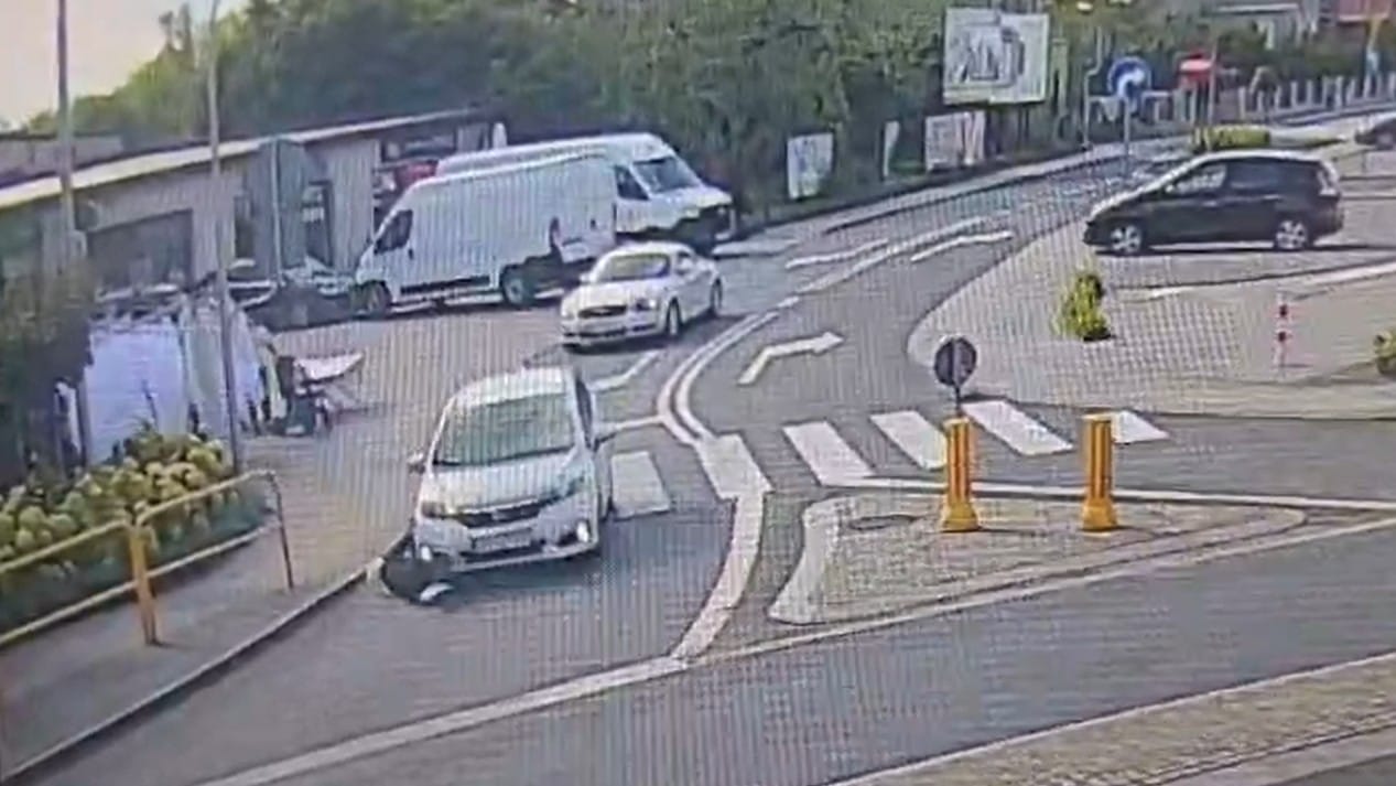 Kobieta potrącona na pasach w Strzelnie. 77-letnia kierująca przejechała jeszcze kawałek z pieszą pod autem Zdjęcie główne wpisu