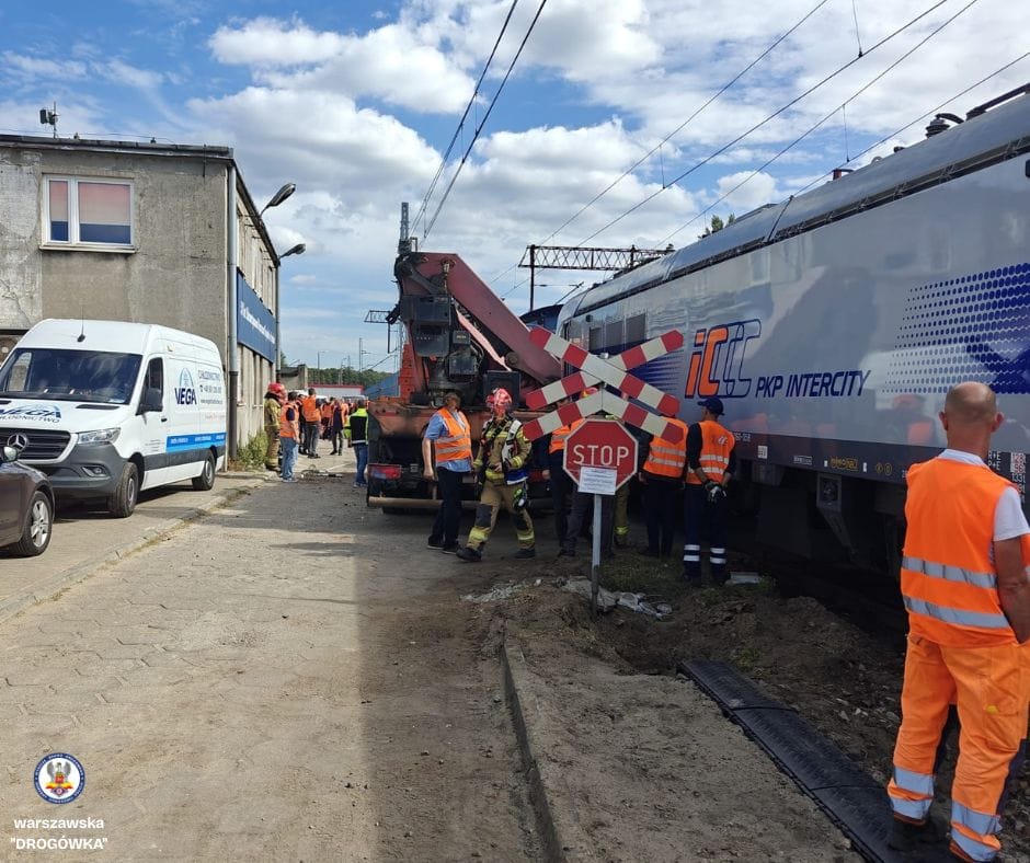 Kolejne zderzenie ciężarówki z pociągiem. Kierowca auta zignorował znak STOP [Galeria zdjęć] Zdjęcie wpisu