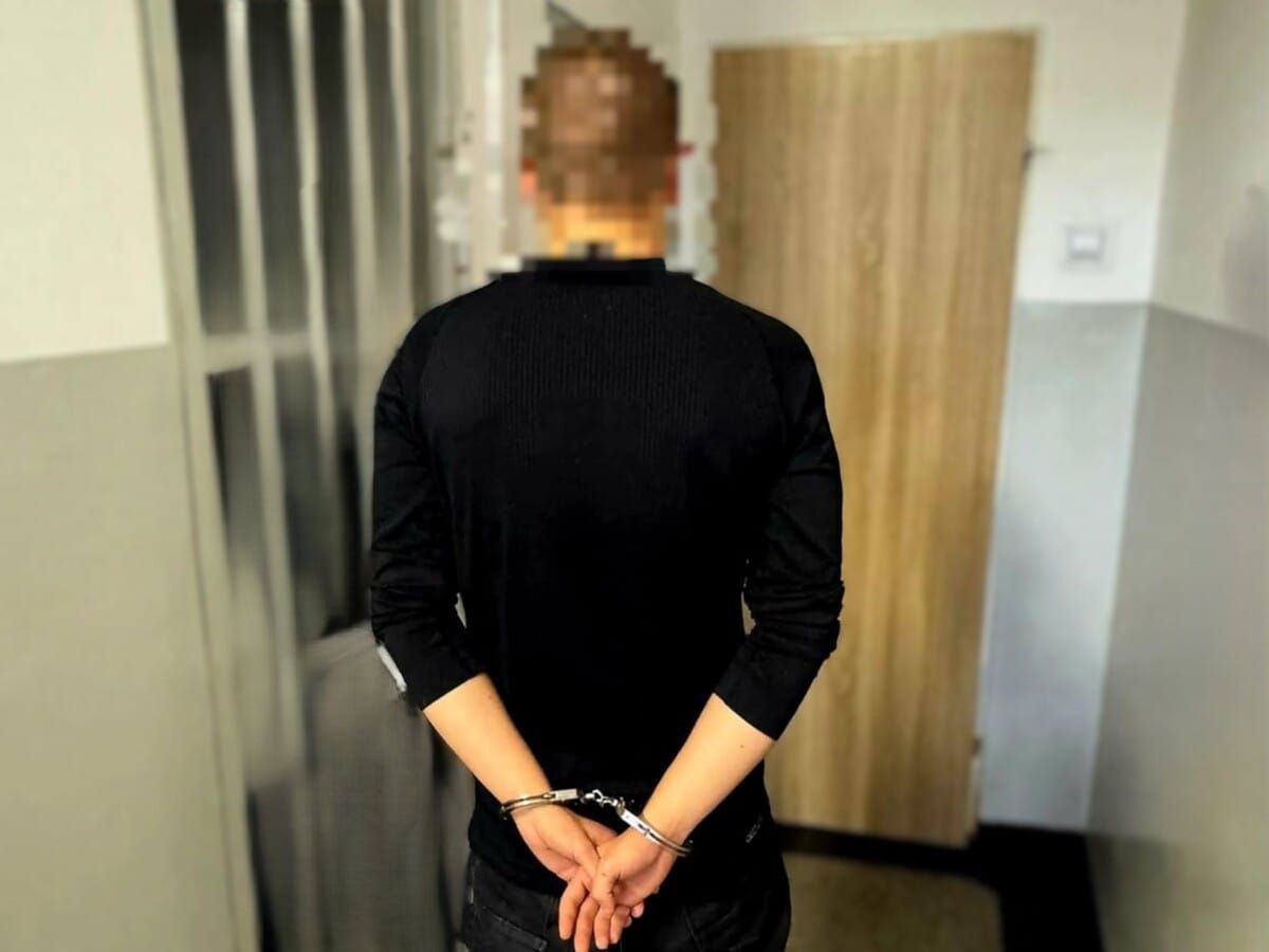 Dwa miesiące po wyjściu z więzienia znów jechał pijany. 24-latek miał trzy dożywotnie zakazy. Wrócił za kraty. Zdjęcie wpisu