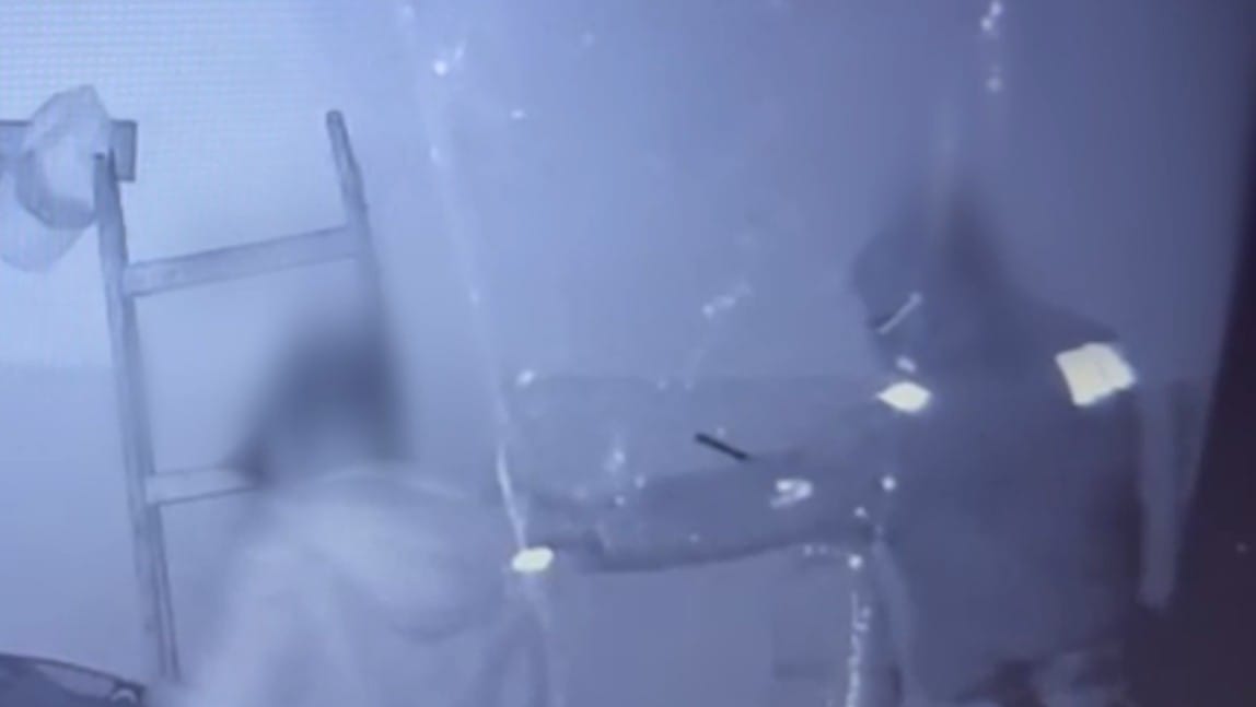 Włamywacze wciąż byli w domu, gdy przyjechała policja. Para złapana na gorącym uczynku [WIDEO] Zdjęcie wpisu