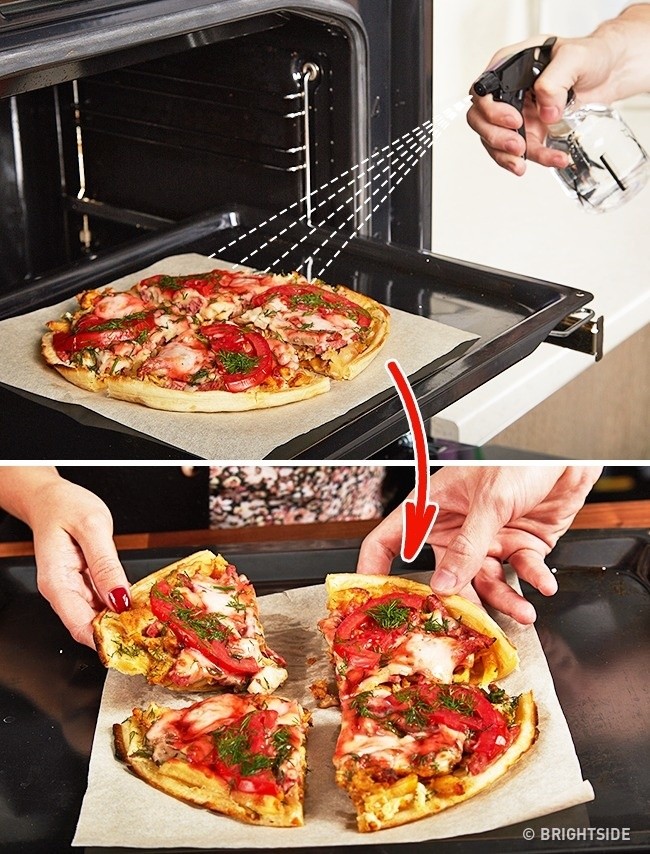 Aby odgrzać pizzę tak, by sprawiała ona wrażenie świeżej, spryskaj ją odrobiną wody przed wstawieniem do pieca.