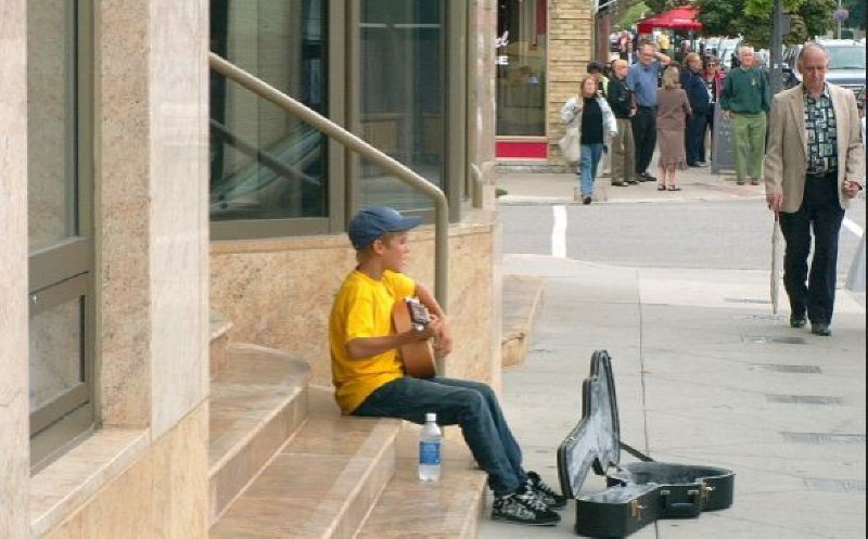 Justin Bieber grający na ulicy, gdy miał 13 lat