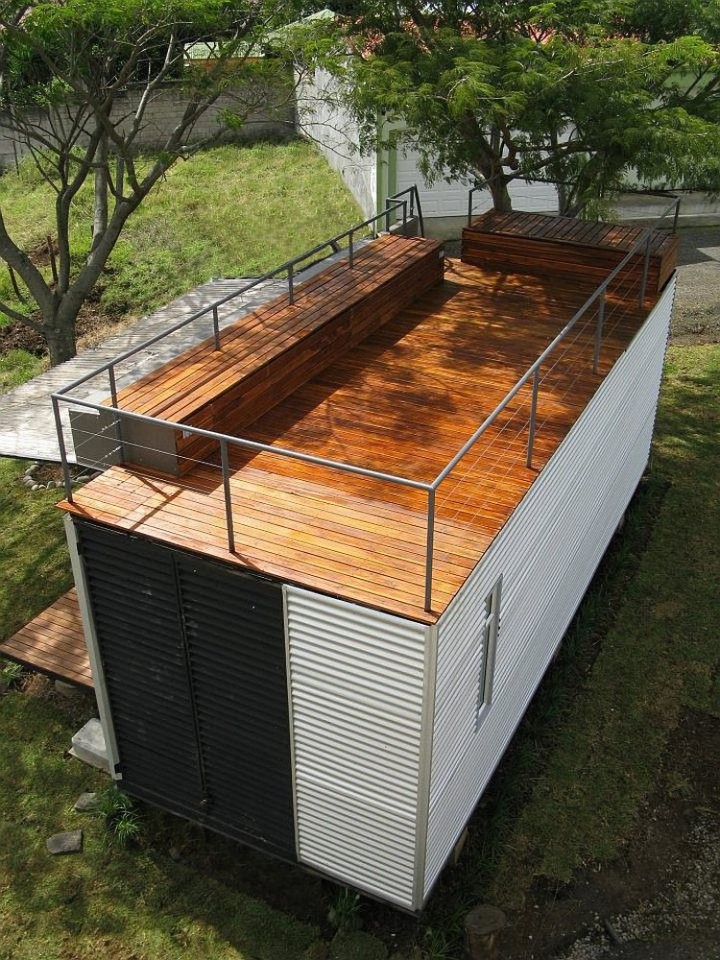 Dach został zaprojektowany tak, aby służyć za niewielki taras.