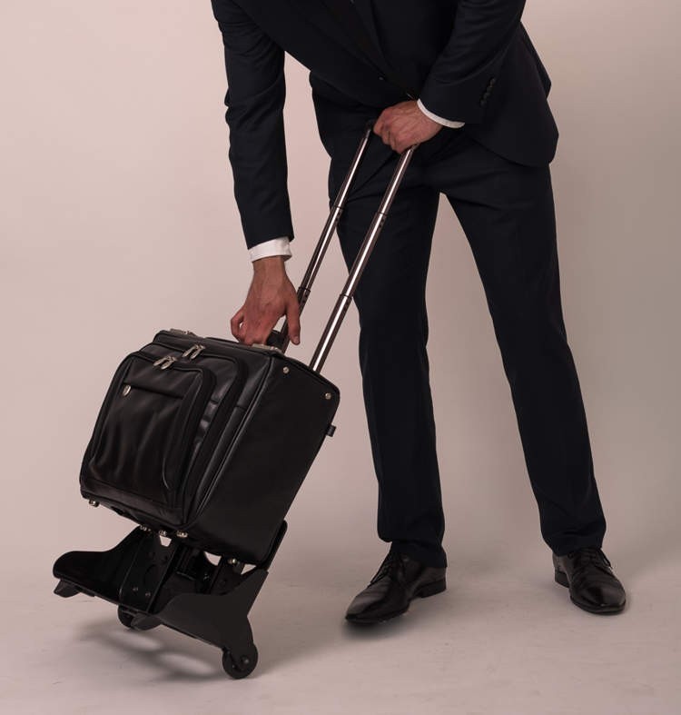 Na kilkudniowy urlop mężczyźnie wystarcza jedna mała walizka