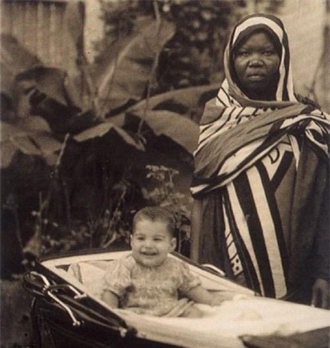 2. Zanzibar, 1947. Wycieńczona niania pozuje ze swoim młodym podopiecznym, o imieniu Farrokh Bulsara. Ćwierć wieku później, przyjmie on pseudonim Freddie Mercury.
