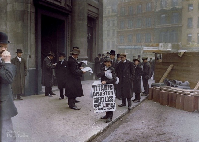 12. Chłopiec rozdający gazety, których nagłówek głosi o zatonięciu Titanica, 1912.