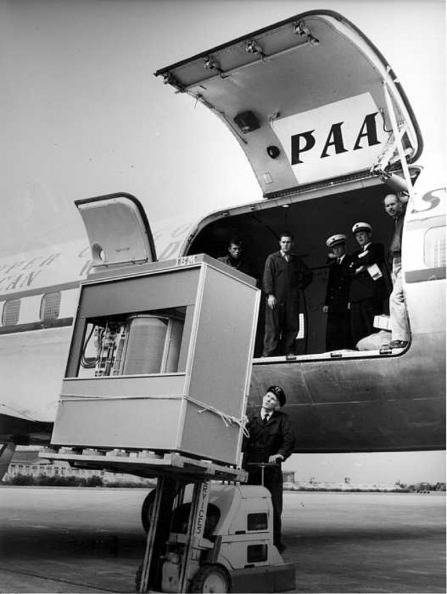 13.  Ładowanie pierwszego na świecie dysku twardego o pojemności 5 megabajtów na pokład samolotu, 1965.
