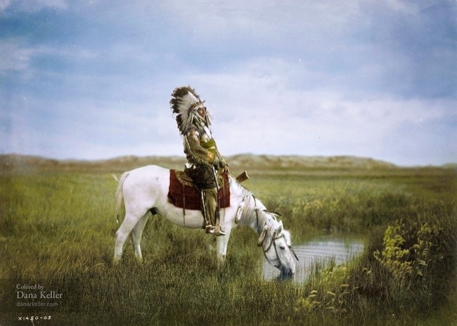 3. Członek plemienia Dakotów siedzący na koniu, 1905.