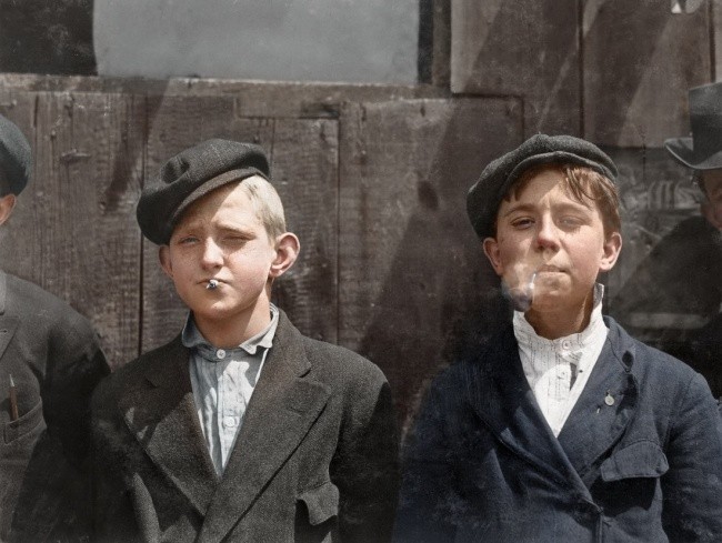 21. Sprzedawcy gazet podczas przerwy na papierosa, 1910.