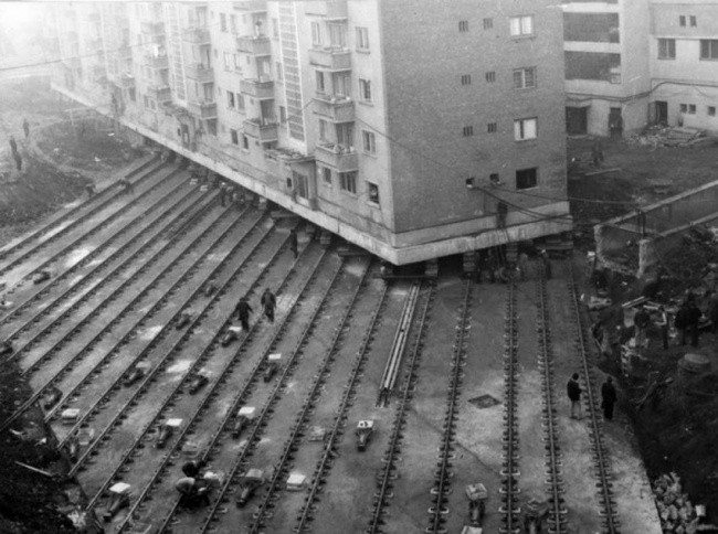 4. Ważący 7.600 ton blok mieszkalny, przesunięty ręcznie w celu poszerzenia alejki w rumuńskim mieście Alba Julia, 1987.