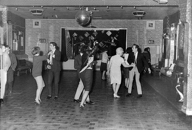 6. The Beatles występują przed liczącą 18 osób publicznością w skromnym klubie w Aldershot. Grudzień 1961.