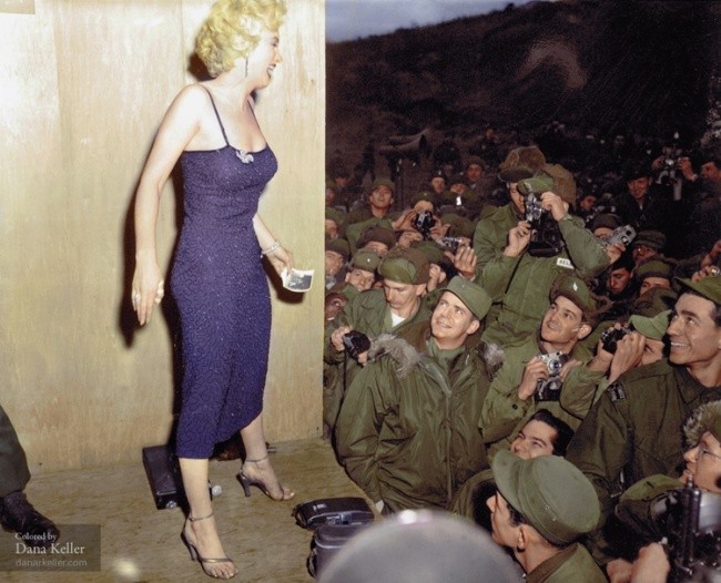 7. Marilyn Monroe pozuje dla żołnierzy, 1954.