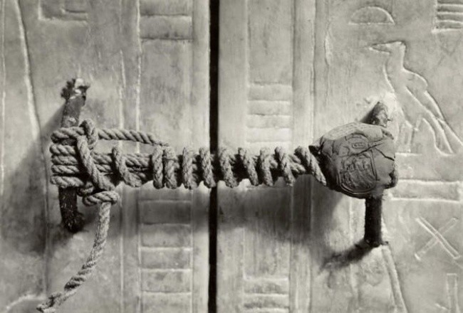 8. Pieczęć grobowca Tutanchamona, 1922. Grobowiec pozostał nienaruszony przez 3245 lat.