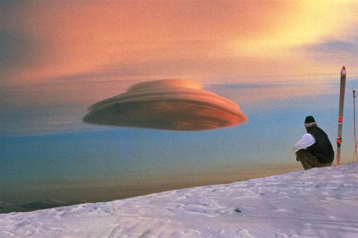 13. Chmura w kształcie UFO