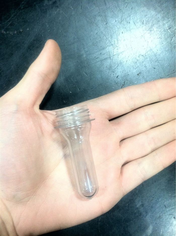 3. Tak wygląda plastikowa butelka przed ukształtowaniem sprężonym powietrzem 