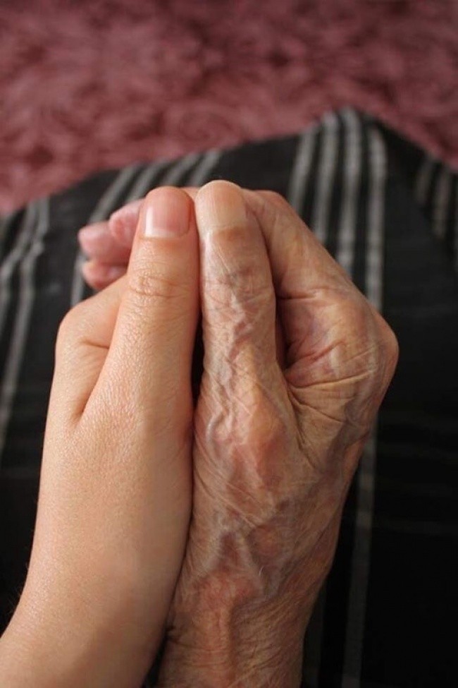 Ręce babci i wnuczki