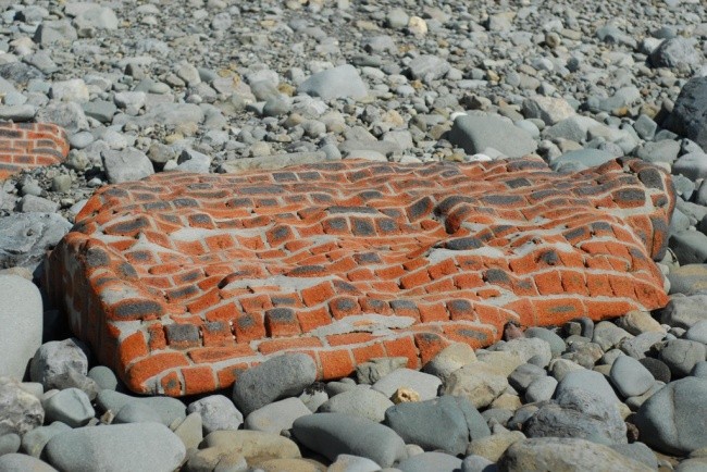 Fragment muru wygładzony przez ocean