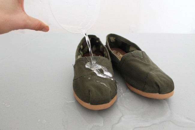 Wetrzyj wosk w powierzchnie butów aby uchronić je przed wilgocią i przemakaniem.