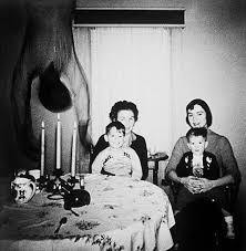 4. Zdjęcie rodziny Cooper i duch wchodzący przez okno.