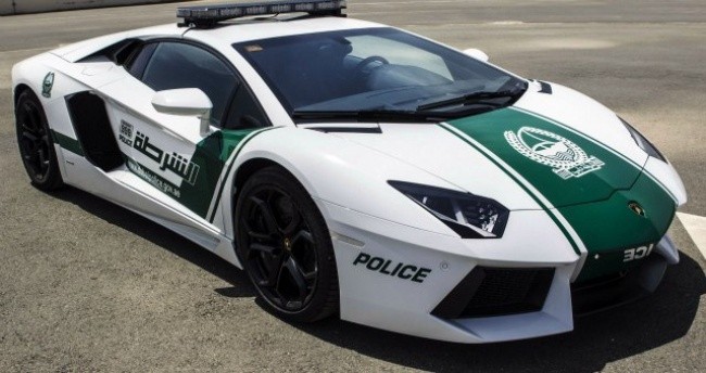 Auta na wyposażeniu policji to  Bentley, Ferrari, Lamborghini.