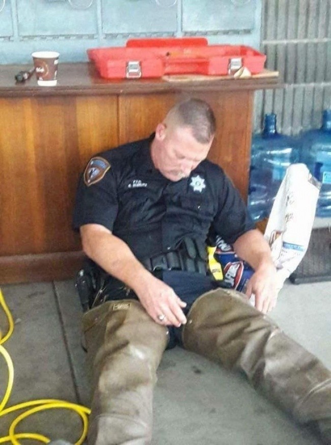 Ten policjant przez niezliczoną ilość godzin pomagał ofiarom huraganu. Trwało to dotąd, aż...padł z wyczerpania