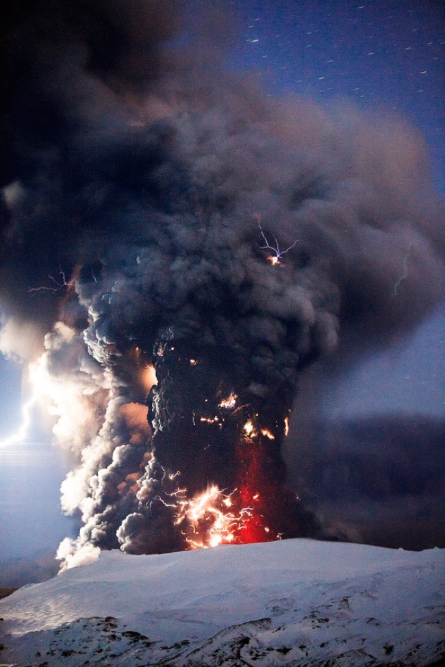 Błyskawice podczas erupcji wulkanu 