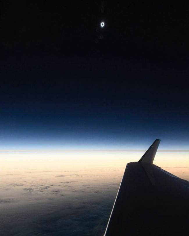 Zaćmienie słońca widziane  z samolotu 