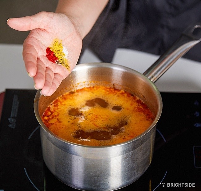 5.  Uniwersalna przyprawa? Zmieszaj sól, pieprz, paprykę i curry. Takie połączenie nadaje się świetnie do każdej potrawy.
