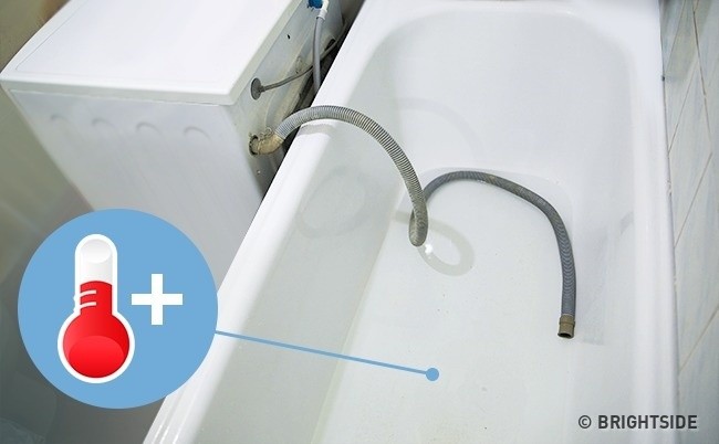10. Jeśli nie masz gorącej wody, po prostu ustaw pralkę no 90 stopni bez żadnego detergentu i włącz pranie jednocześnie wkładając wąż do wanny.