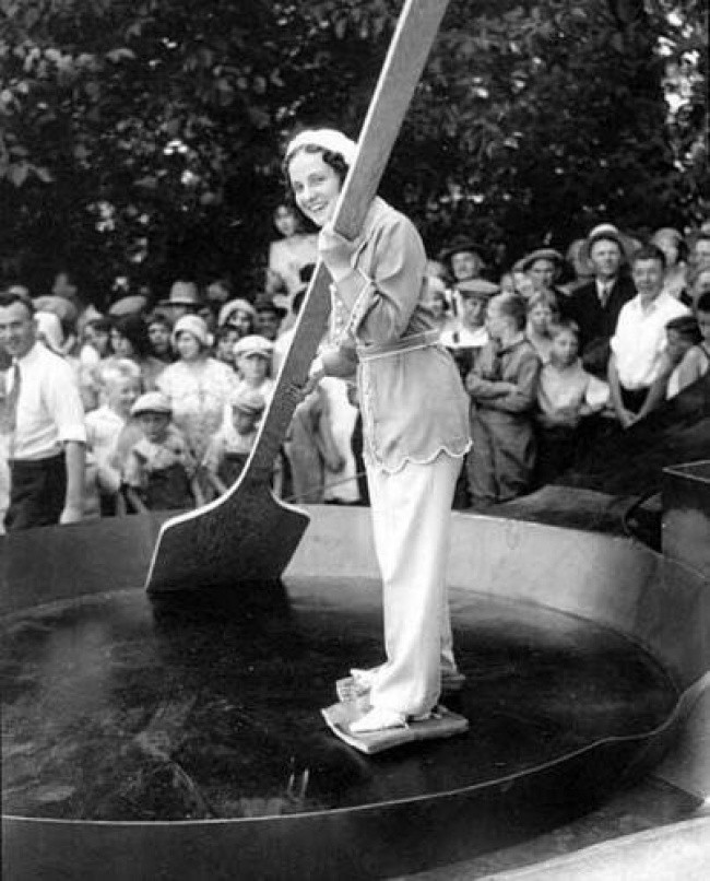 11. Kobieta z bekonem przywiązanym do stóp, natłuszczająca ogromną patelnię, na chwilę przed wrzuceniem na nią 7200 jaj, w celu stworzenia rekordowego omletu, Stany Zjednoczone, 1931