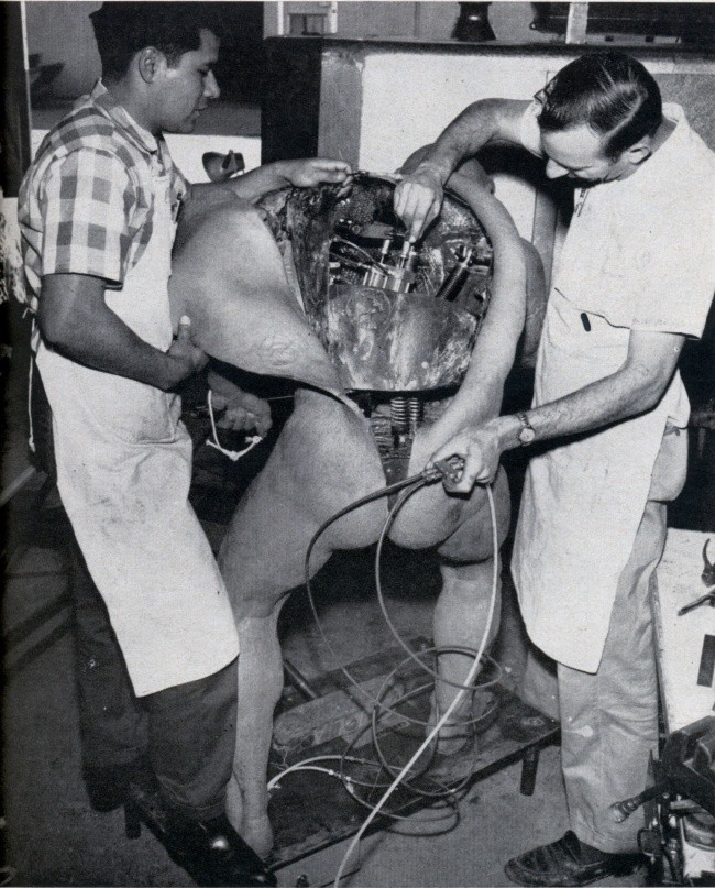 18. Pracownicy Walt Disney Studios konstruują mechanicznego jaskiniowca na potrzeby ekspozycji New York World's Fair z 1964 roku