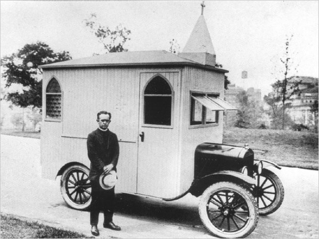 9. Obwoźny kościół oparty na Fordzie T, wraz z kierowcą-księdzem, Stany Zjednoczone, 1922