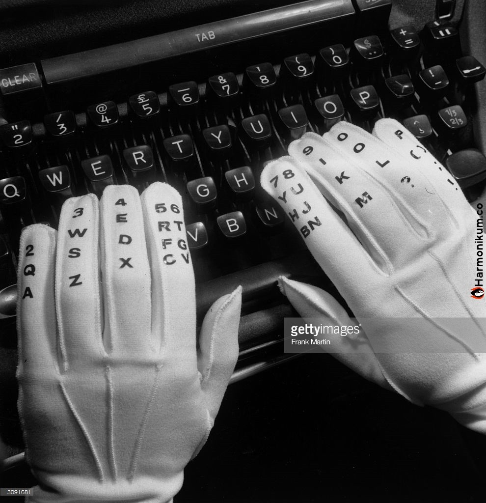 10. Specjalnie oznaczone rękawice mające ułatwić nauczenie się płynnej obsługi klawiszy, Stany Zjednoczone, 1961