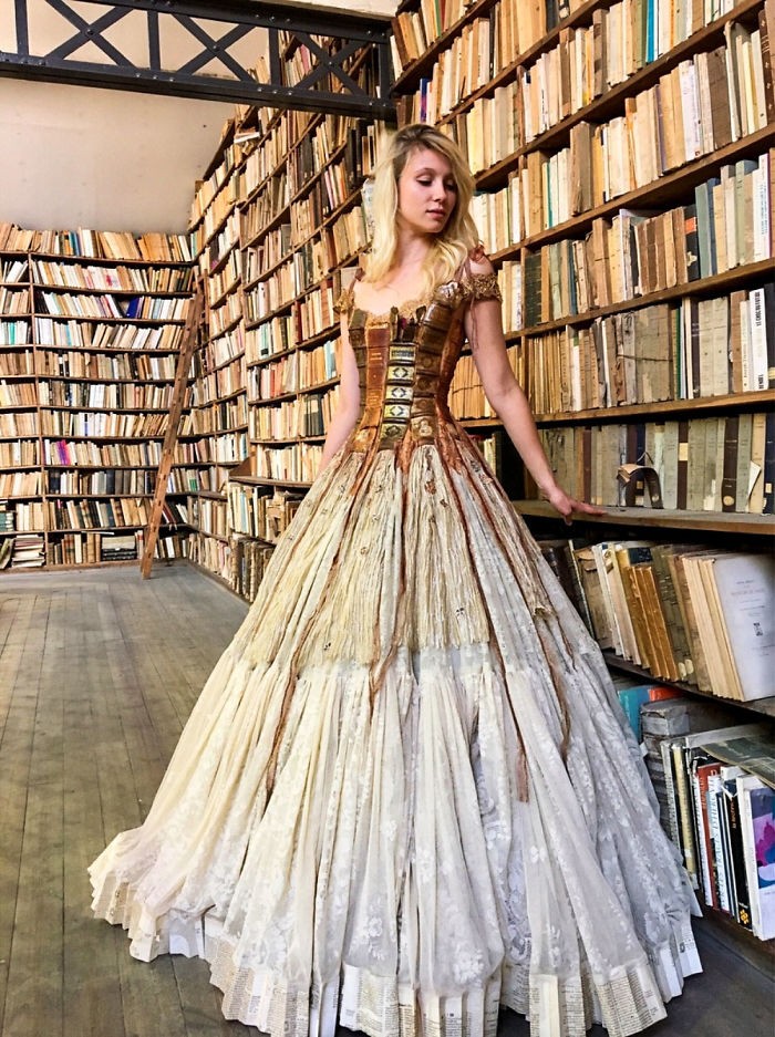 Suknia zdobiona grzbietami książek 