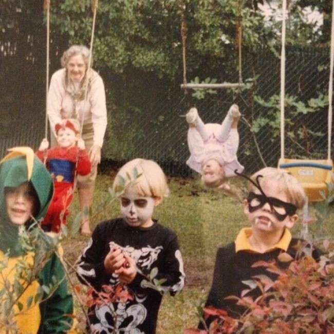 23.  „Halloween, 1989. Moja siostra jeszcze nie wie, że jej dzień właśnie się pogorszył”.
