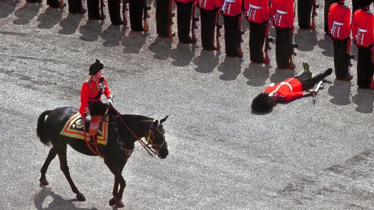 1. Członek gwardii królowej stracił przytomność podczas parady, w momencie gdy obok przejeżdżała Królowa Elżbieta II, 1970