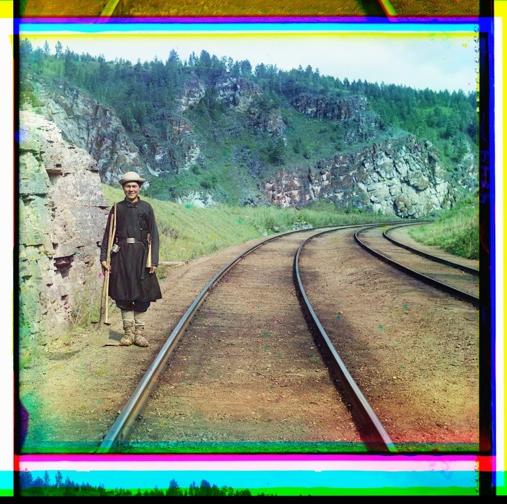 12. Operator pozuje przy linii kolei transsyberyjskiej, Rosja, 1910. Zdjęcie wykonano w kolorze