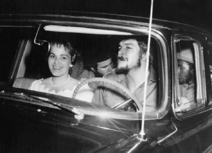 13. Che Guevara za kierownicą amerykańskiego samochodu, wraz ze swoją drugą żoną, Aleidą March, w dniu ich ślubu, Hawana, 1959