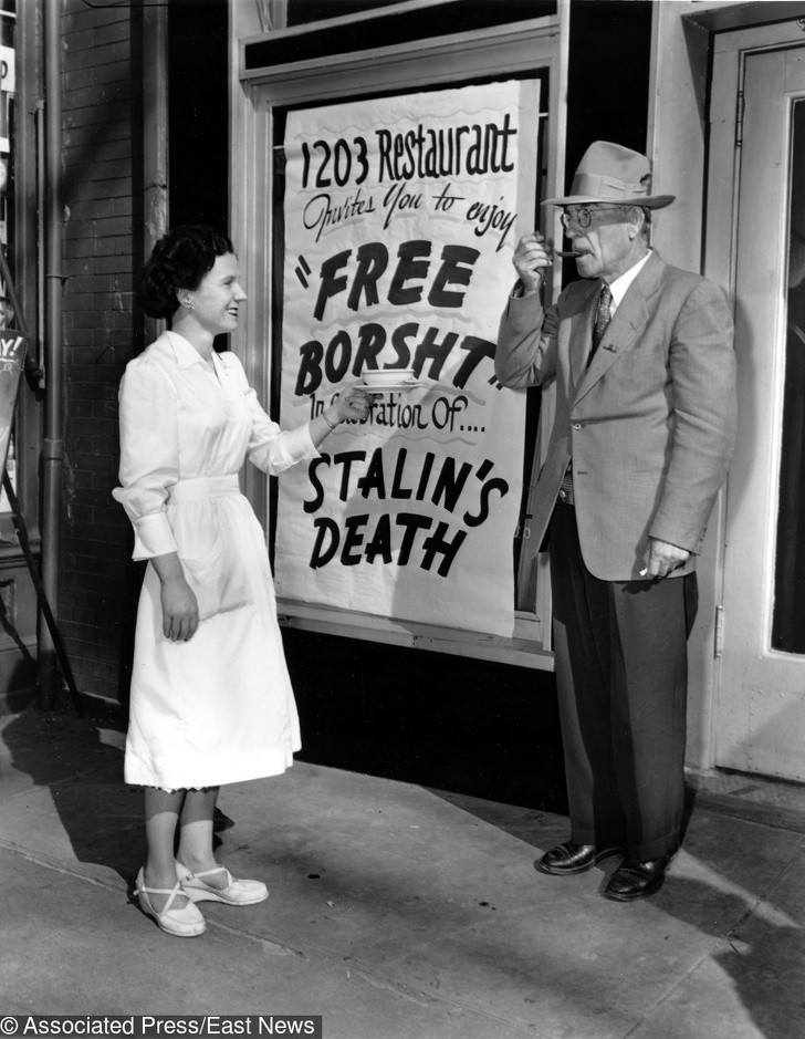14. Plakat wywieszony przed rosyjską restauracją w Nowym Jorku, zapraszający wszystkich na darmowy barszcz z okazji śmierci Stalina, 1953