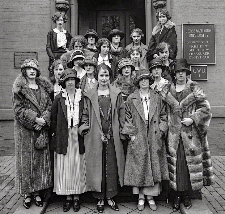 20. Grupa kobiet przed uczelnią George Washington University, 1924