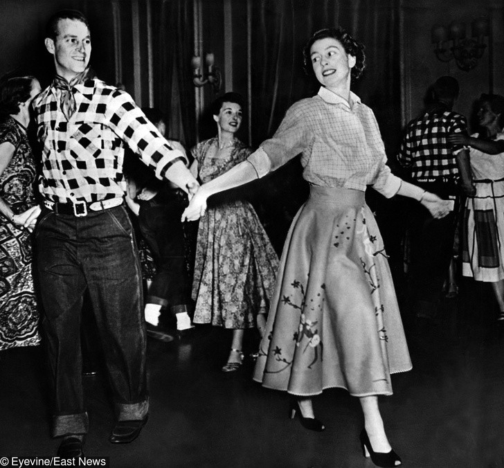 4. Księżniczka Elżbieta i Książę Filip tańczący w rytm muzyki country, Kanada, 1951