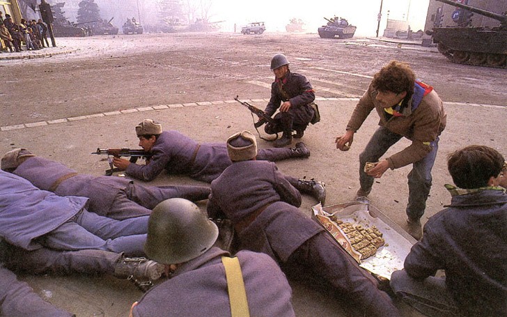 10. Ciastka dla żołnierzy walczących z terrorystami podczas rumuńskiej rewolucji, 1989