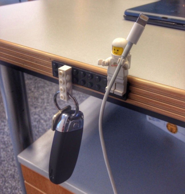 15.  Zwykły klocek lego może posłużyć za zawieszkę na klucze, bądź kabel.
